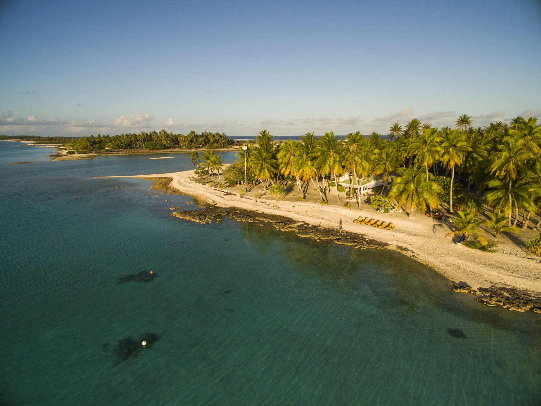 Vue aérienne du motu Fafarua et du lagon